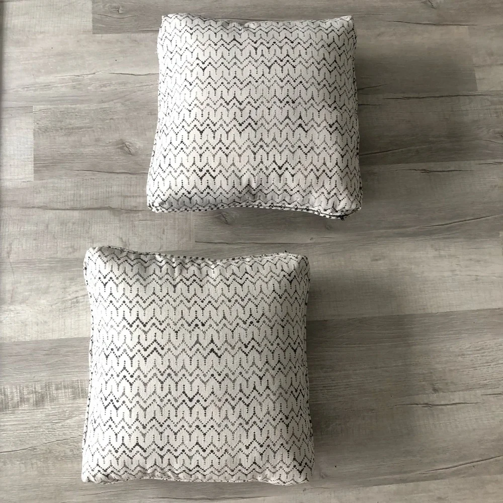 Lewiston style decorative 18” throw pillows.